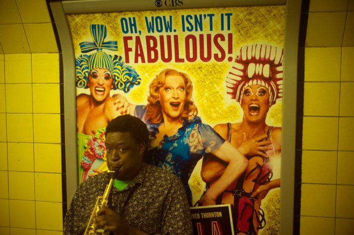 Músico ambulante en South Kensington Station - Londres - Gran Bretaña